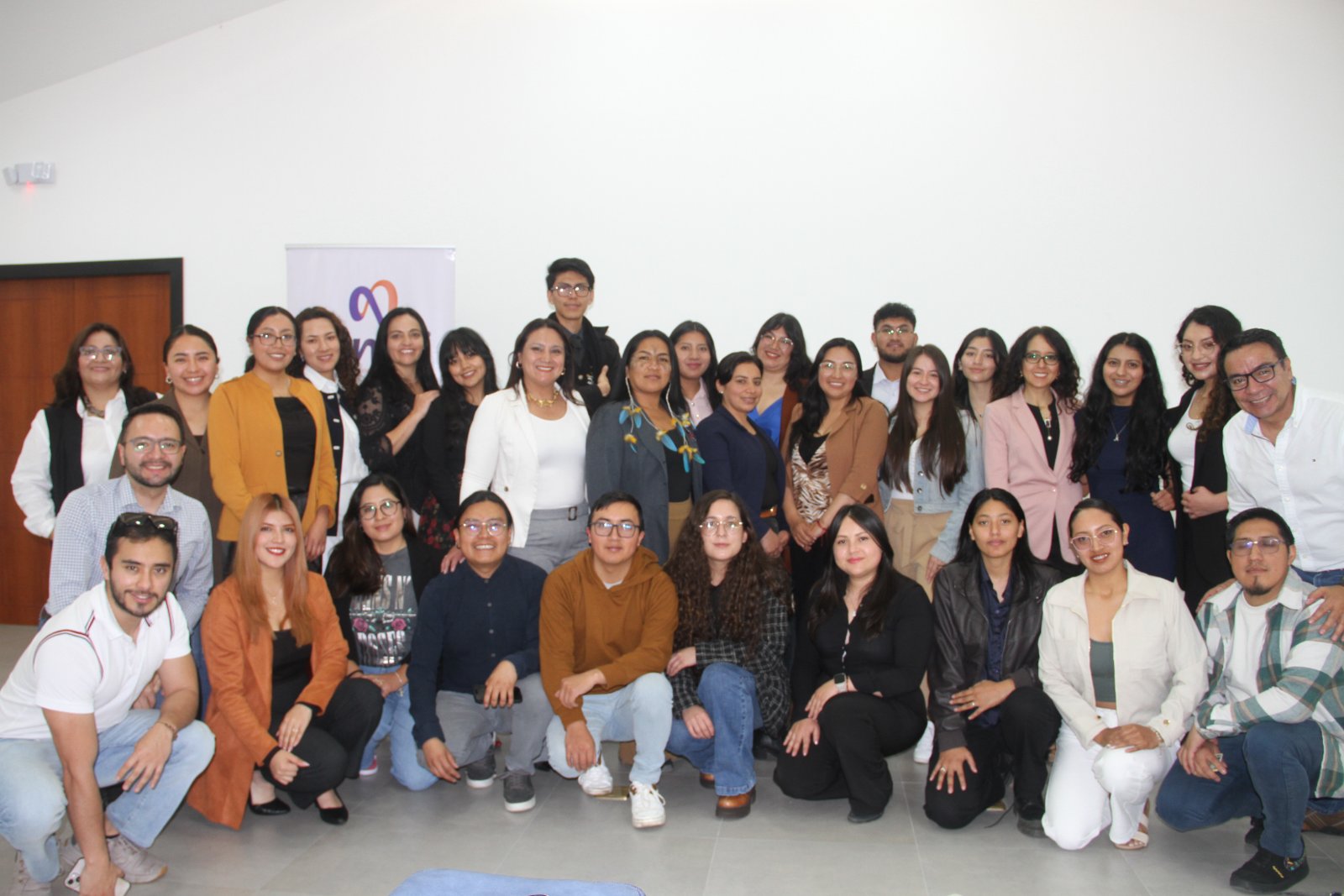 Fotografía grupal de las personas participantes del taller de liderazgo en LinkedIn de Ninari