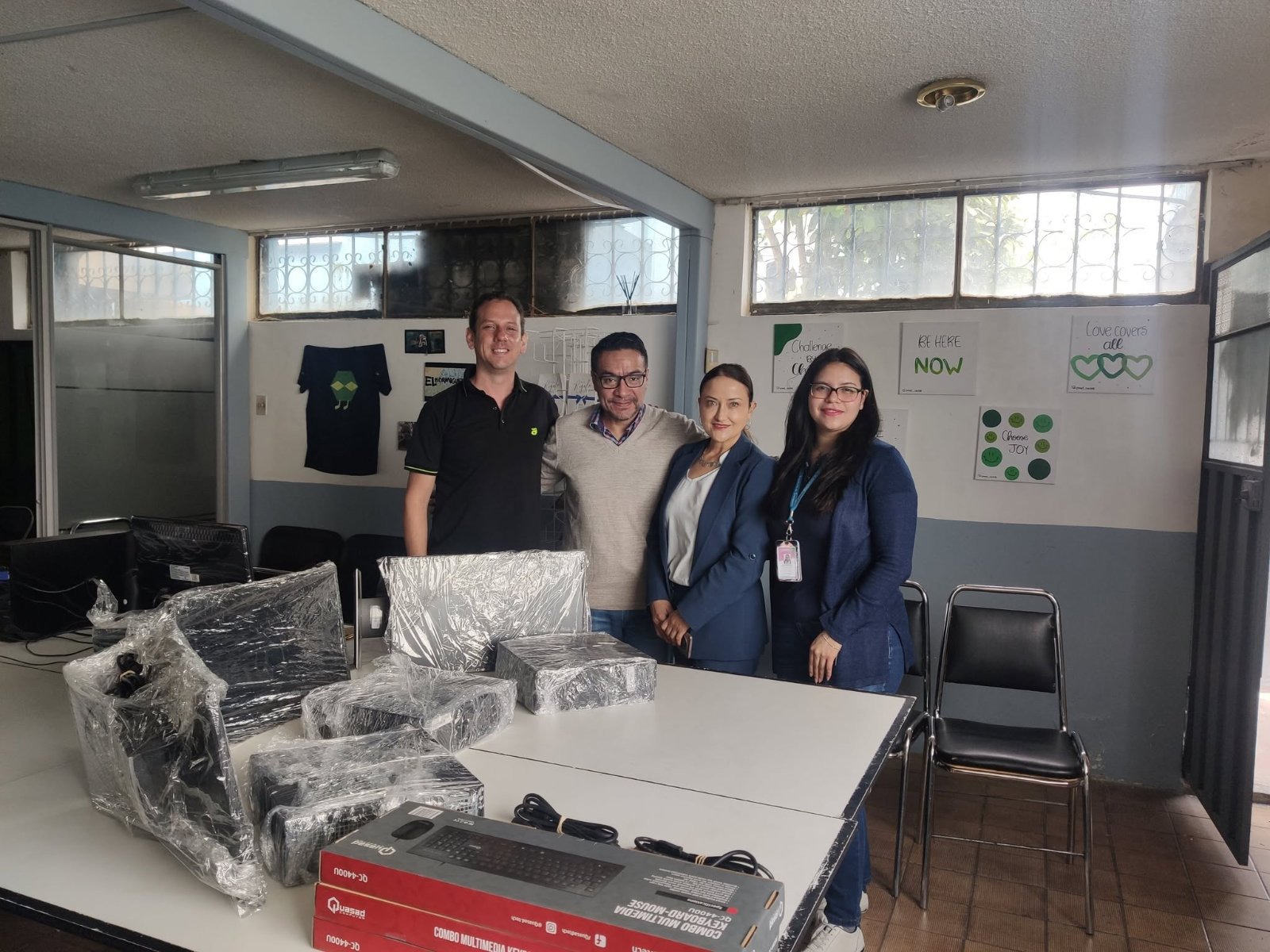 Entrega de computadores donados para el Aula Digital Comunitaria del programa El Hormiguero de InkaLink, junto a representantes de REBDI y Banco Solidario
