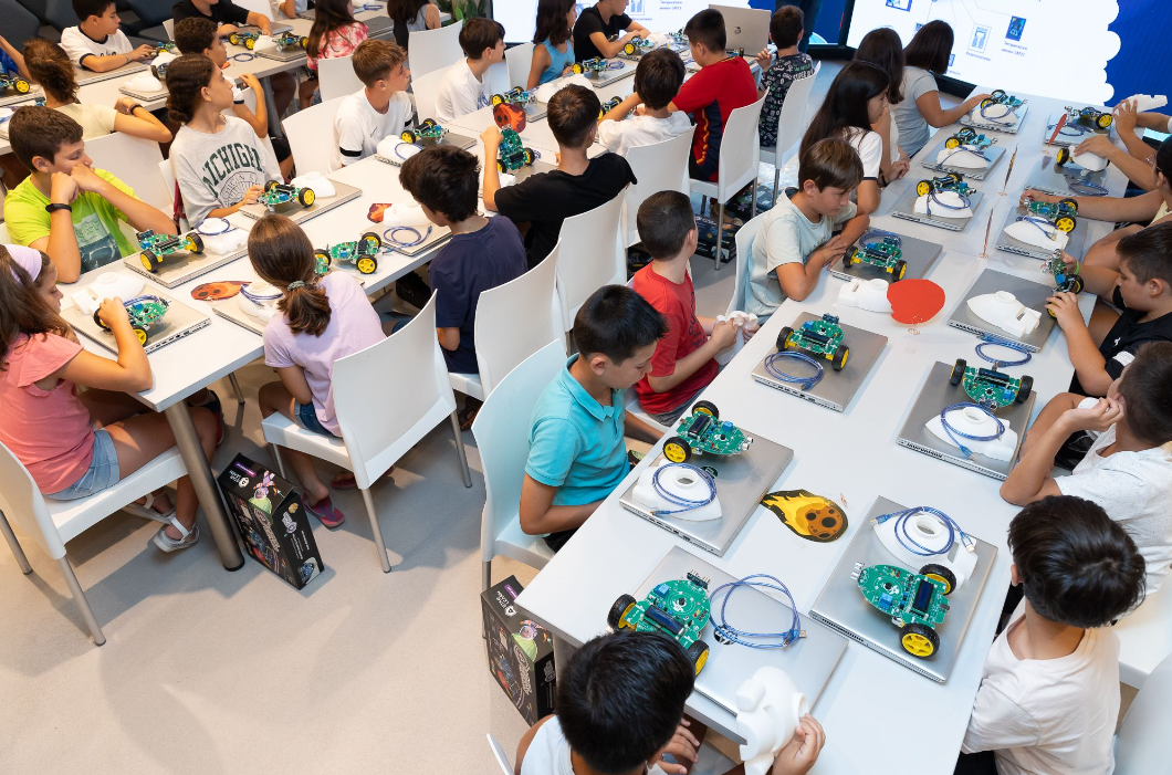 Aula digital comunitaria con estudiantes trabajando en robótica