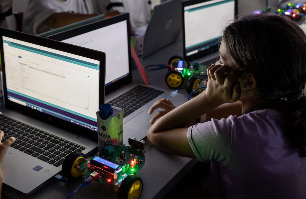 Estudiante usando un computador en un taller de alfabetización digital